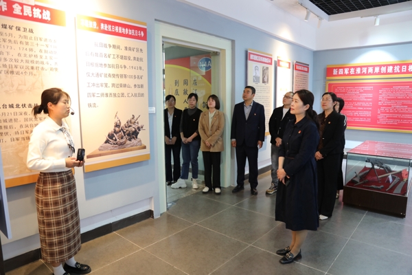 144415-732357.jpg 圖1參觀新四軍陳列館_愛奇藝.jpg