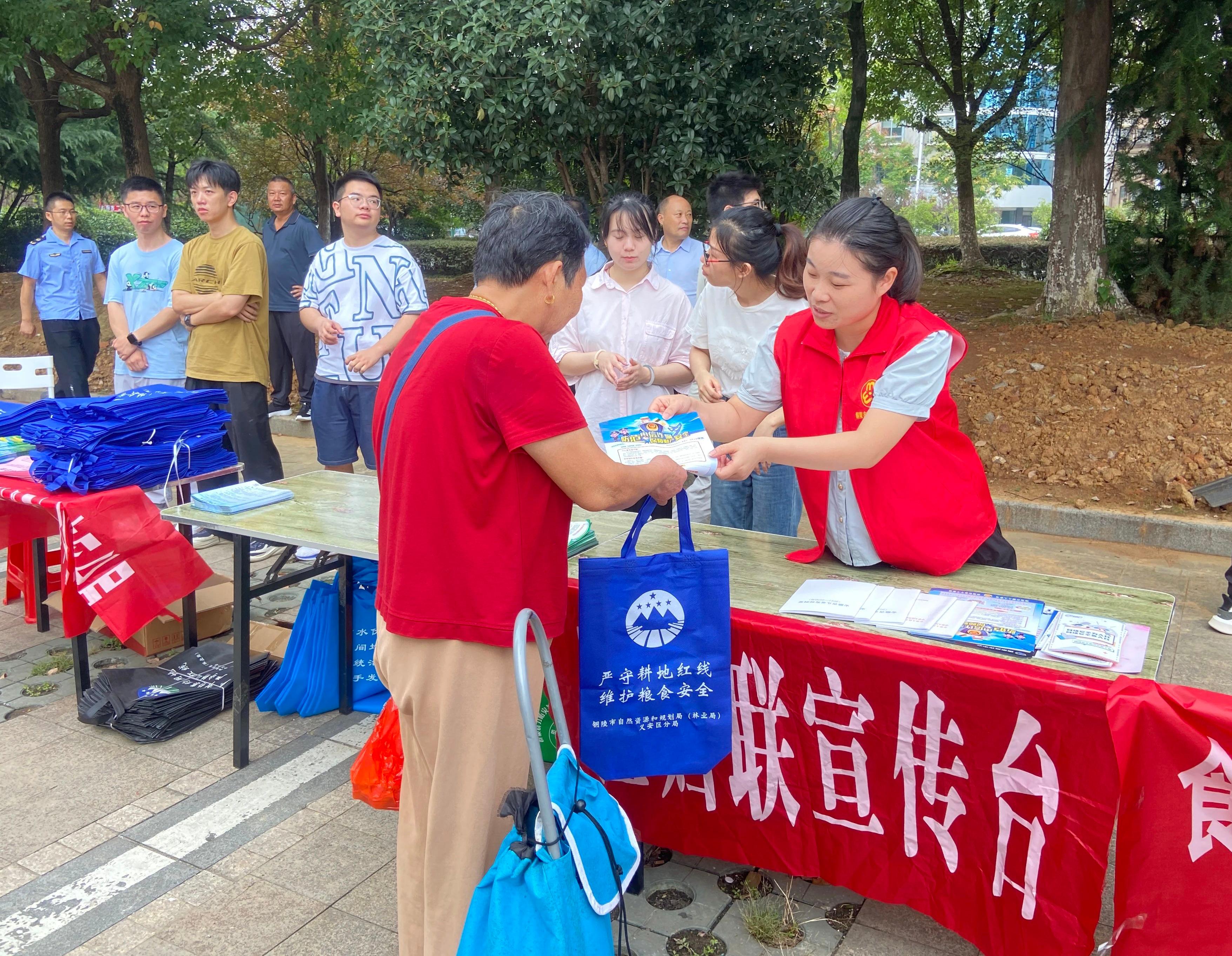 100000-275403.jpg 100000-275403.jpg