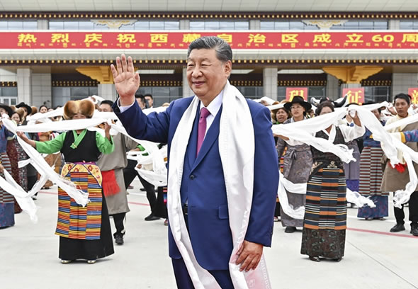 習近平率中央代表團抵達拉薩出席西藏自治區成立60周年慶祝活動…